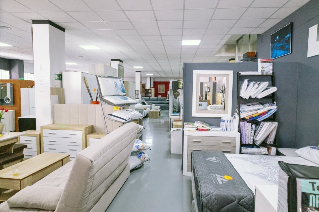 Interior de botiga amb diferents mobles