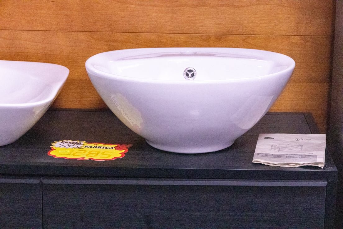 Pica de ceràmica sobre moble de bany